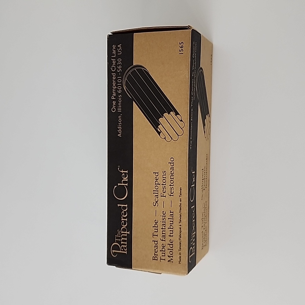 The Pampered Chef Bread Tube Scalloped Silver